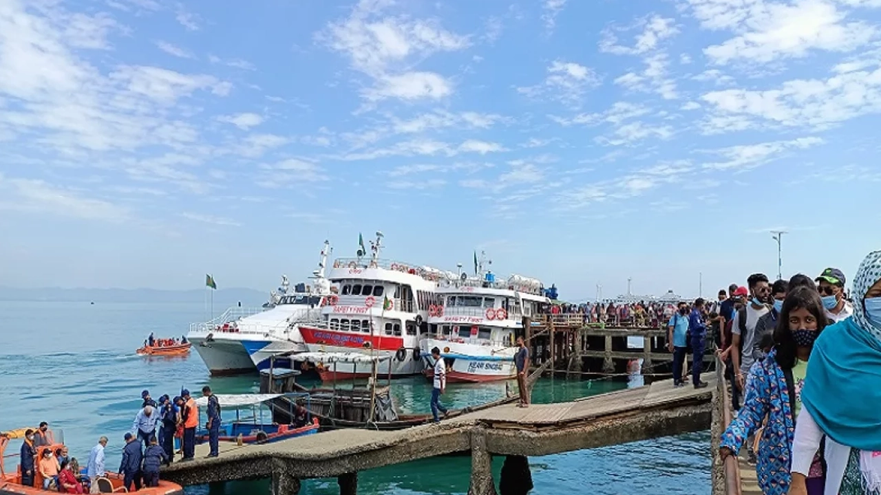 সেন্টমার্টিন অভিমুখে জাহাজ চলাচল বন্ধের পরামর্শ। ছবি : সংগৃহীত