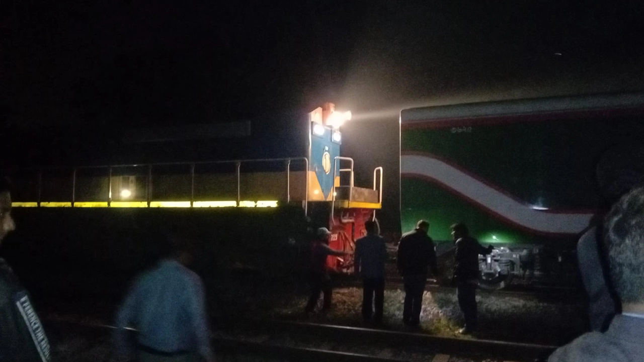 দুর্ঘটনাকবলিত দুই ট্রেন। ছবি : কালবেলা