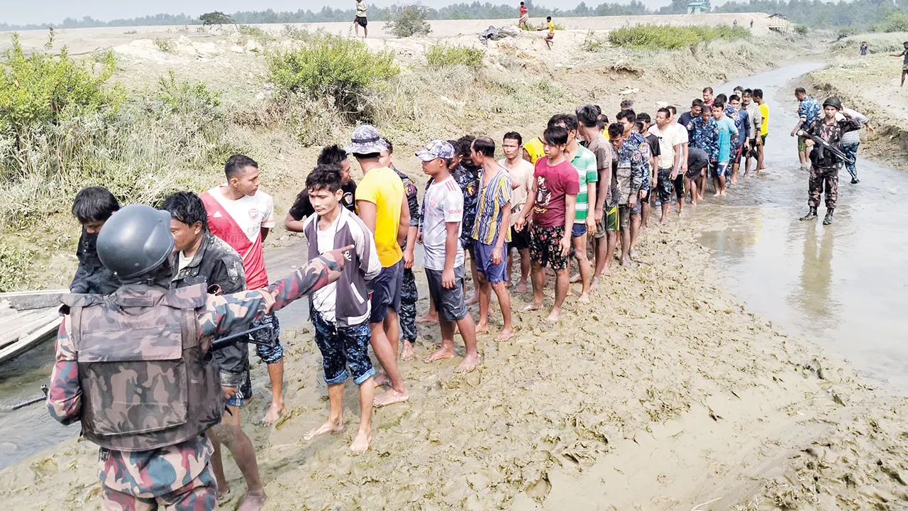 বিজিবির কাছে বুধবারও আশ্রয় নিয়েছেন মিয়ানমার সীমান্তরক্ষী বাহিনী বিজিপির আরও ৬৪ সদস্য। ছবি: কালবেলা