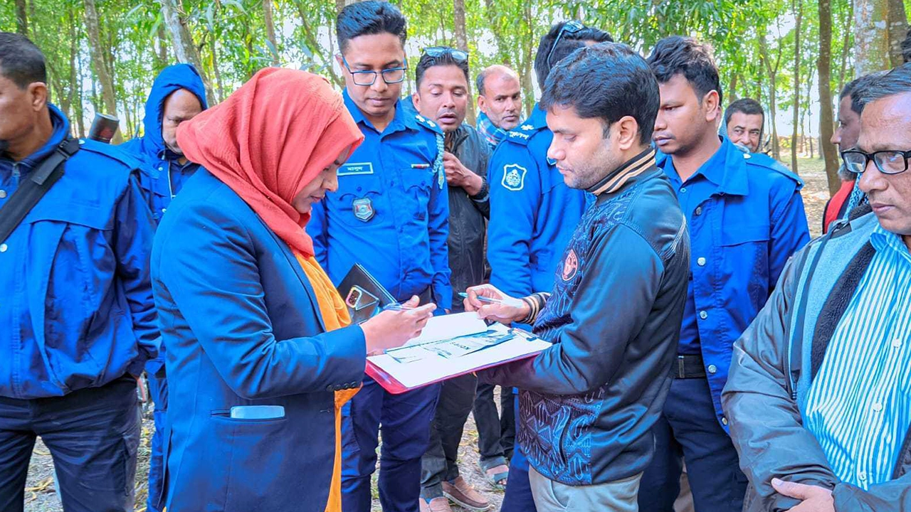 নওগাঁ-২ আসনে ভ্রাম্যমাণ আদালতের অভিযান। ছবি : কালবেলা