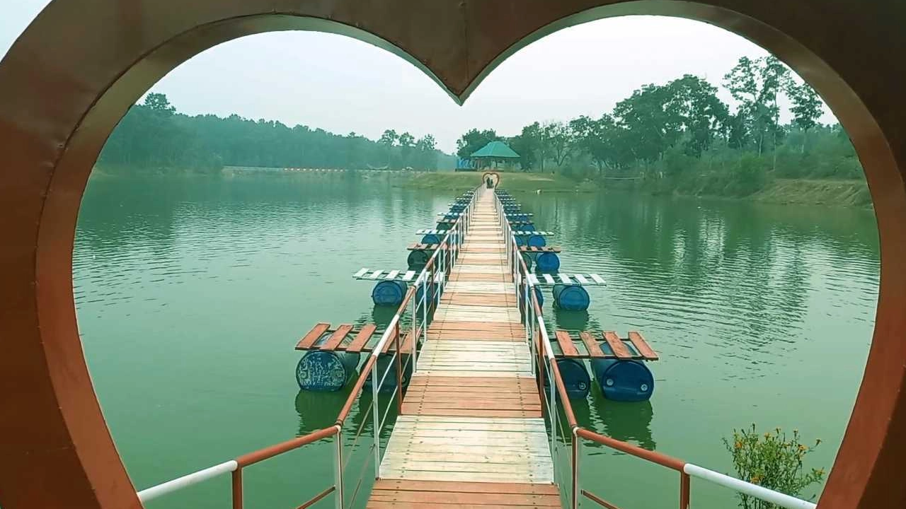 গজনী অবকাশকেন্দ্রে পর্যটক শূন্য লেক। ছবি : কালবেলা