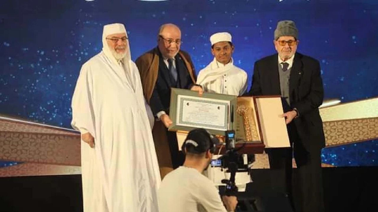 আলজেরিয়ায় অনুষ্ঠিত কুরআন প্রতিযোগিতায় তৃতীয় স্থান অর্জন করেছেন হাফেজ বশির আহমদ। ছবি : সংগৃহীত