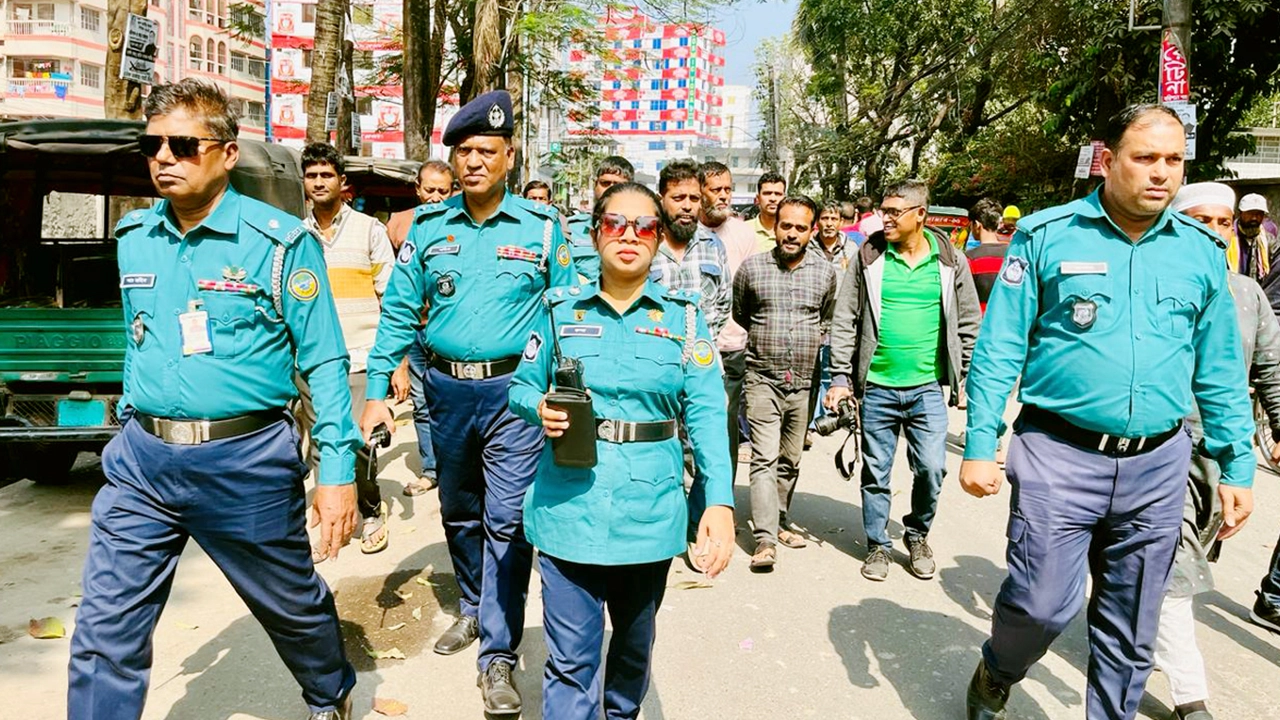 ফুটপাত দখলমুক্ত করতে বরিশালে পুলিশের অভিযান। ছবি : কালবেলা