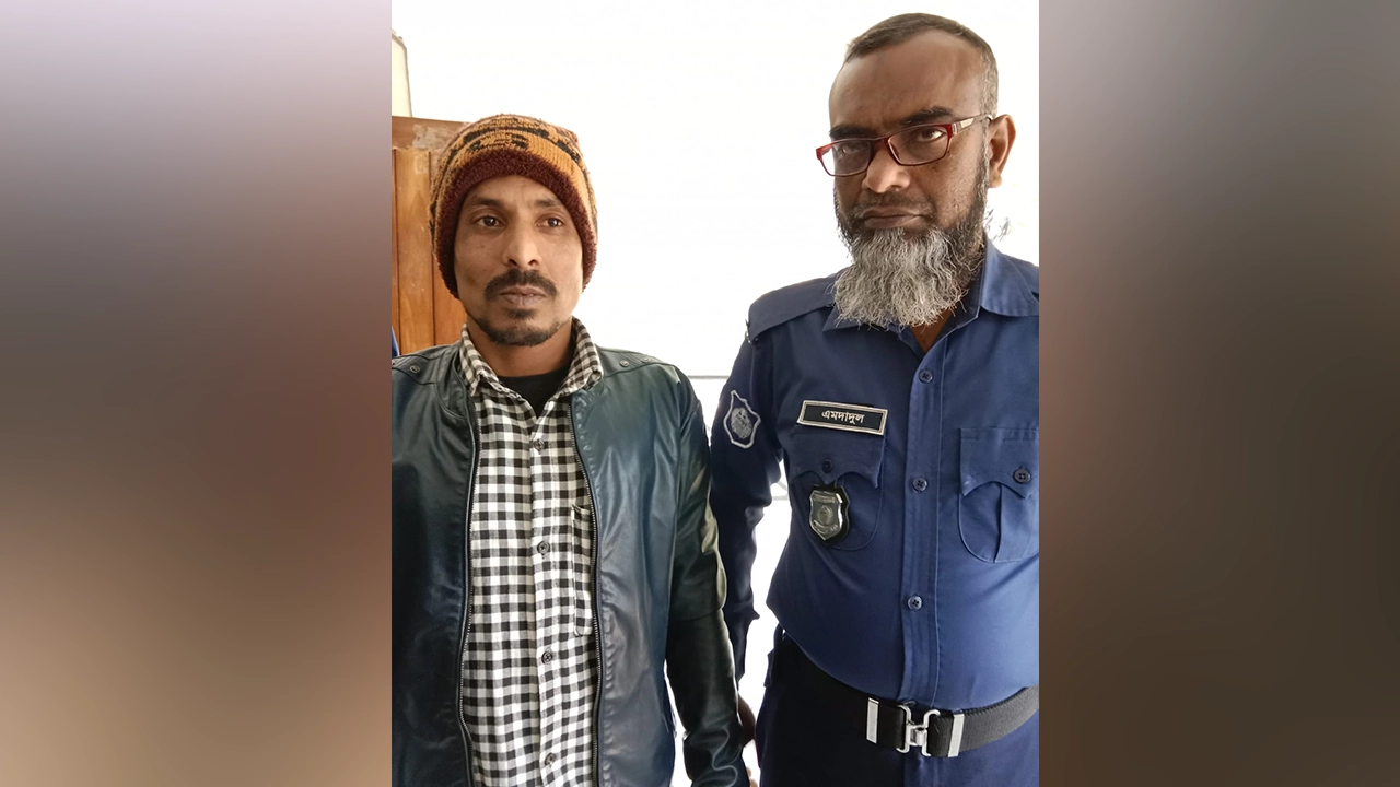 মো. লোকমানকে আদালতে হাজির করে পুলিশ। ছবি : কালবেলা