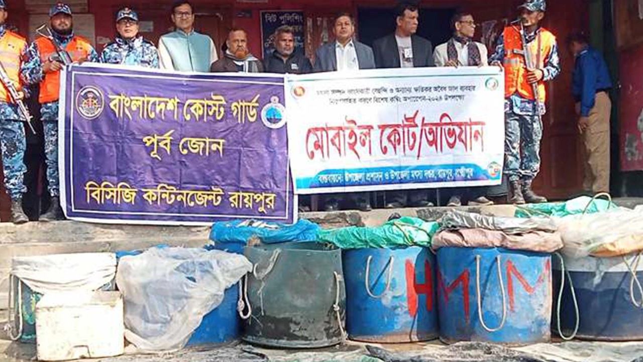 জনসম্মুখে বিভিন্ন এতিমখানায় জাটকাগুলো বিতরণ করা হয়। ছবি : কালবেলা