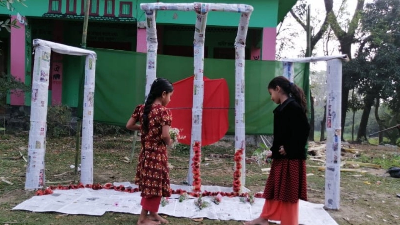 কলাগাছ দিয়ে বানানো অস্থায়ী শহীদ মিনারে শ্রদ্ধা জানায় শিক্ষার্থীরা। ছবি : কালবেলা