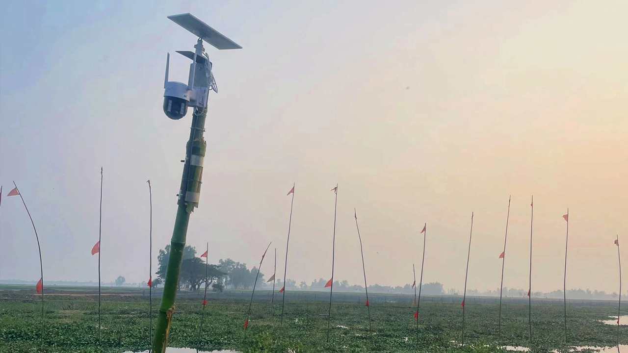বড়পুকুরিয়া কয়লা খনি বিলে মৎস্য অভয়াশ্রমকে স্বয়ংক্রিয় অ্যালার্মযুক্ত সোলার সিস্টেম আইপি স্মার্ট ক্যামেরা স্থাপন। ছবি : কালবেলা
