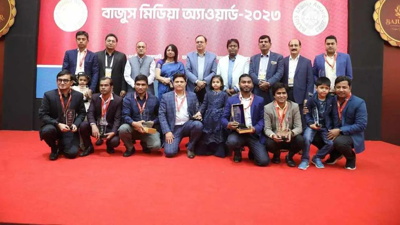 রাজধানীর ইন্টারন্যাশনাল কনভেনশন সিটি বসুন্ধরার (আইসিসিবি) নবরাত্রি হলে ‘বাজুস মিডিয়া অ্যাওয়ার্ড ২০২৪’ তুলে দেন জুরি বোর্ডের সদস্য ও জাতীয় প্রেসক্লাবের সভাপতি ফরিদা ইয়াসমিন এবং সিনিয়র সাংবাদিক মনজুরুল আহসান বুলবুল। ছবি : সংগৃহীত