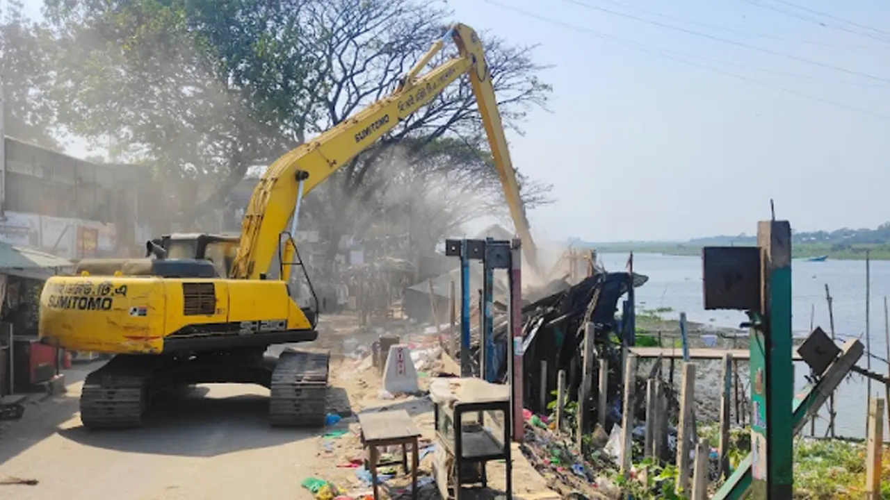 বিআইডব্লিউটির ধারাবাহিক উচ্ছেদ অভিযানের দ্বিতীয় দিনে মুন্সীগঞ্জের গজারিয়ায় অভিযান। ছবি : কালবেলা