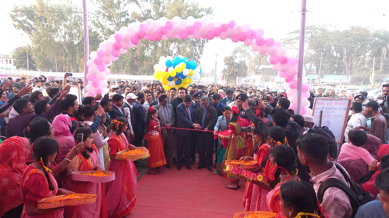 হাজারী গুড়ের মেলার উদ্বোধন করেন স্থানীয় সংসদ সদস্য জাহিদ মালেক। ছবি : কালবেলা