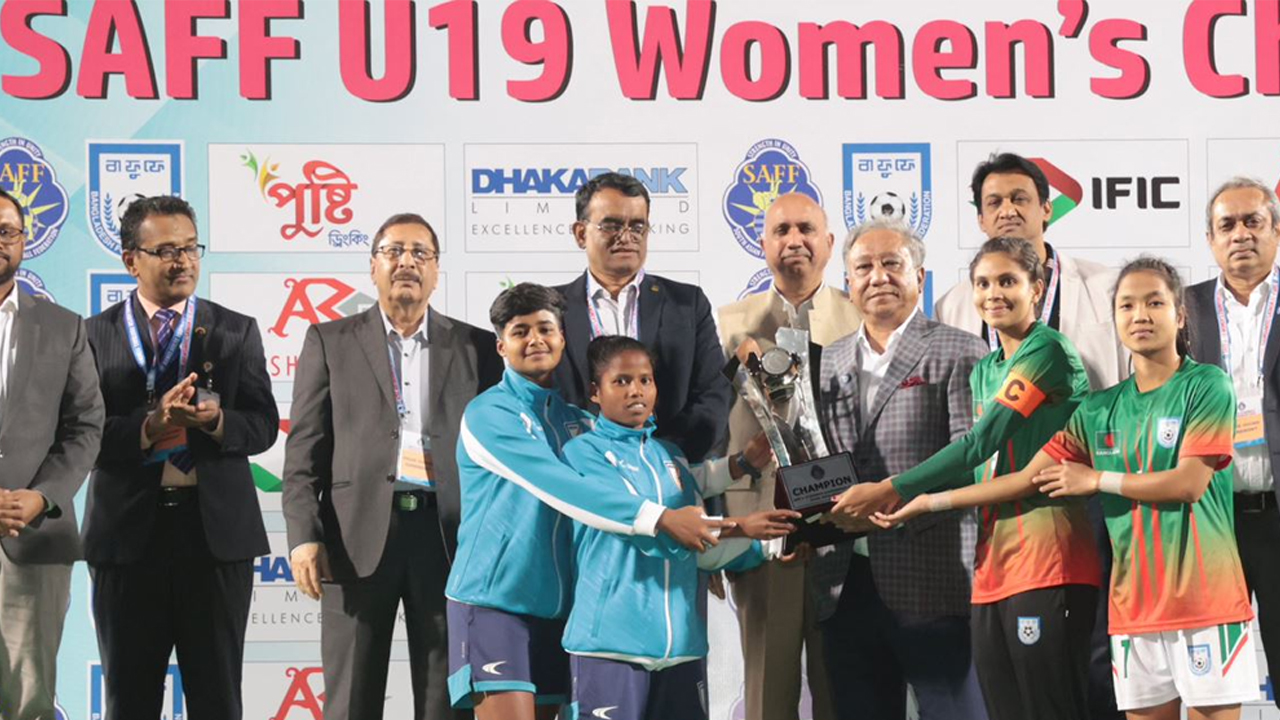 টস কাণ্ডের পর ট্রফি ভাগাভাগি করতে হয় দুই দলকে। ছবি: সংগৃহীত