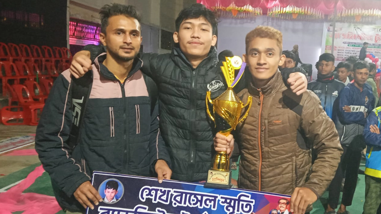 শিরোপা হাতে শেখ রাসেল ব্যাডমিন্টন টুর্নামেন্টে জয়ী জুটি। ছবি : কালবেলা