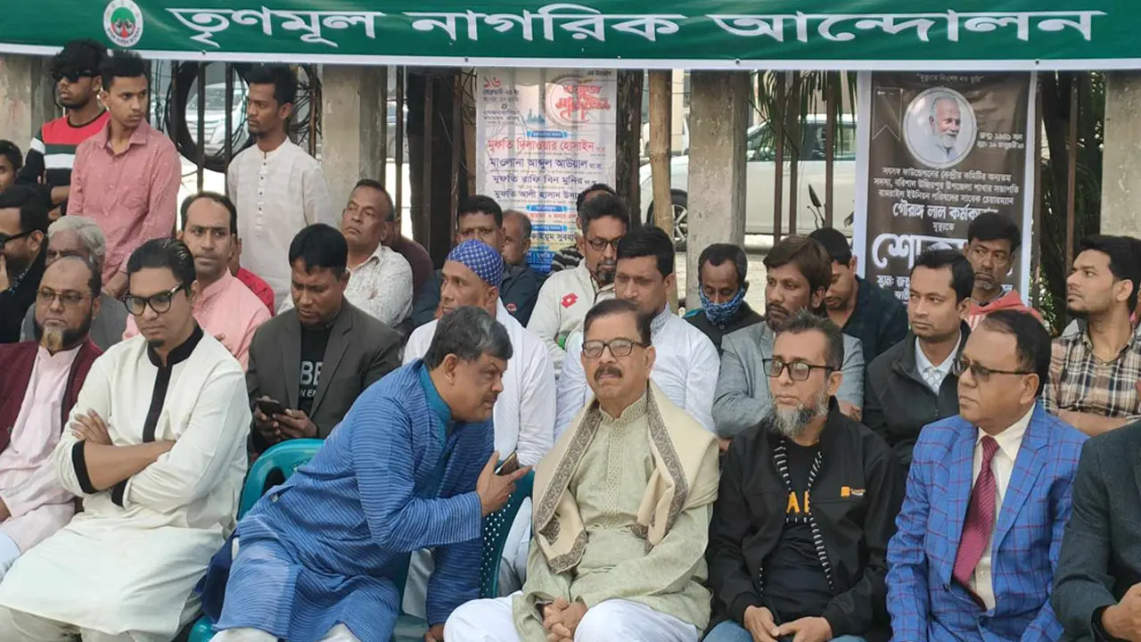 জাতীয় প্রেসক্লাবের সামনে তৃণমূল নাগরিক আন্দোলন আয়োজিত আলোচনায় অংশ নিয়ে কথা বলেন নাগরিক ঐক্যের সভাপতি মাহমুদুর রহমান মান্না। ছবি : সংগৃহীত