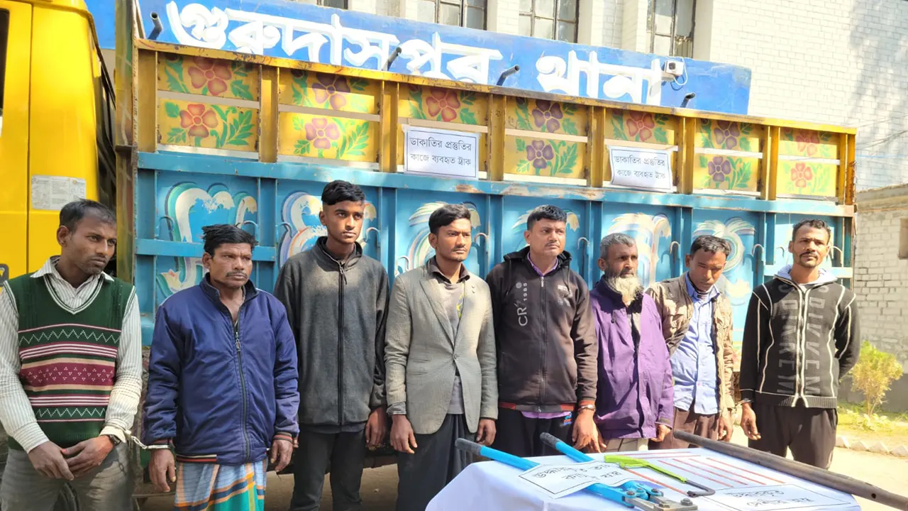 ডাকাতির প্রস্তুতিকালে ডাকাতদলের ৮ সদস্যকে গ্রেপ্তার করে গুরুদাসপুর থানা পুলিশ। ছবি : কালবেলা
