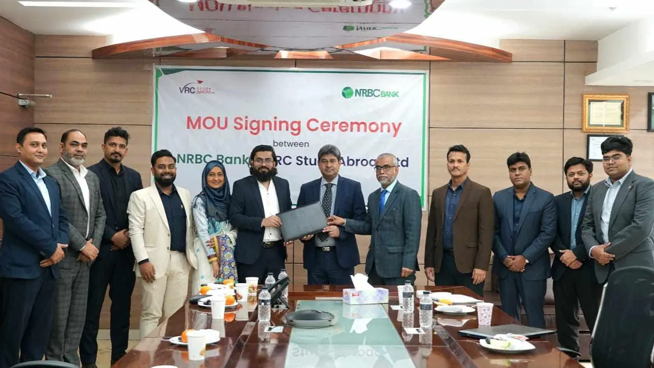এনআরবিসি ব্যাংকের সঙ্গে ভিআরসি স্টাডি আব্রোড লিমিটেডের চুক্তি। ছবি : সংগৃহীত