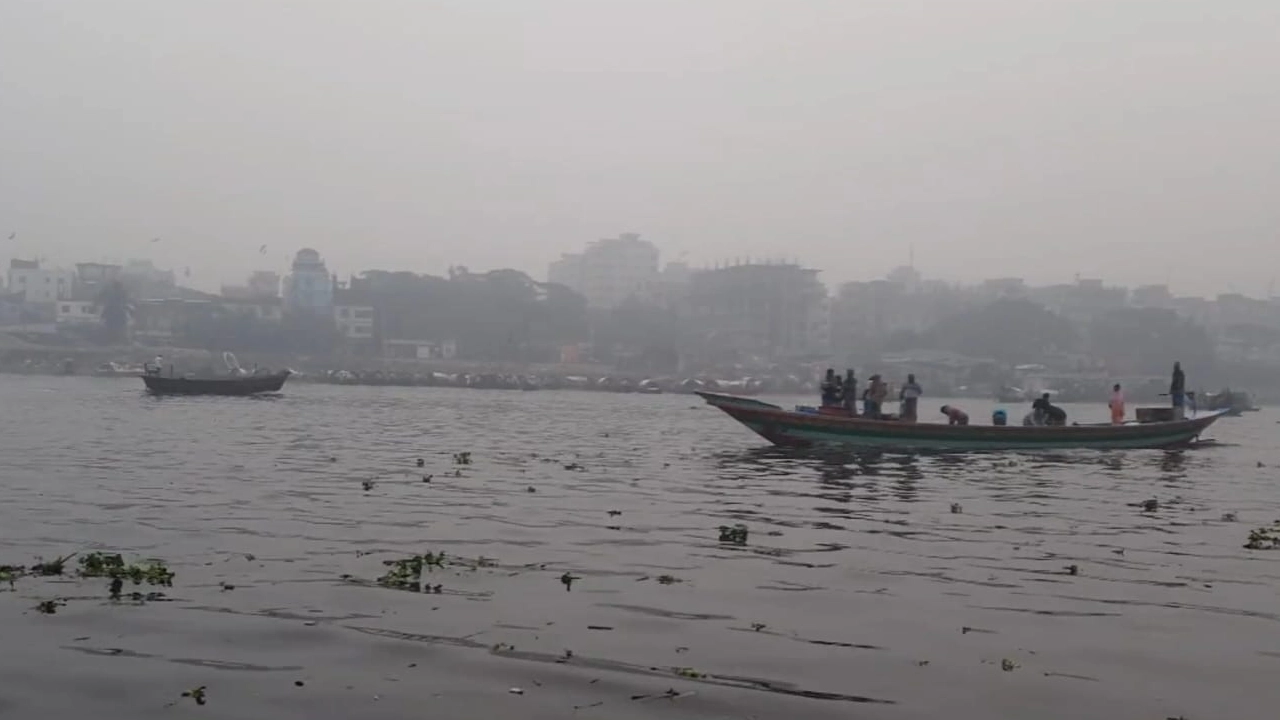 দূষণে কালো হয়ে গেছে শীতলক্ষ্যার পানি। ছবি : কালবেলা