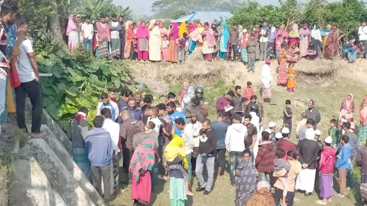 মৃতদেহের খবর শুনে উৎসুক জনতা ঘটনাস্থলে ভিড় করেন। ছবি : কালবেলা