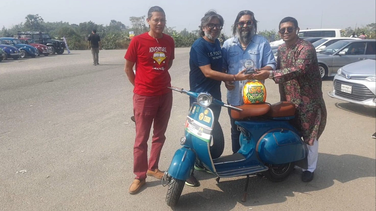 অ্যান্টিক কার সোসাইটি অব বাংলাদেশের (এসিএসবি) উদ্যোগে ভিনটেজ ও ক্ল্যাসিক গাড়ির প্রদর্শনী অনুষ্ঠিত হয়েছে। ছবি : কালবেলা