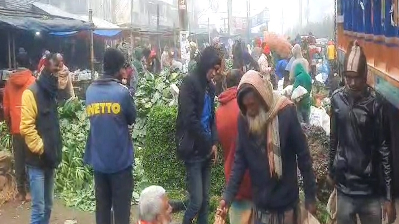 শীতের সকালেই শ্রীমঙ্গলে সবজি বাজারে ভিড়। ছবি : কালবেলা