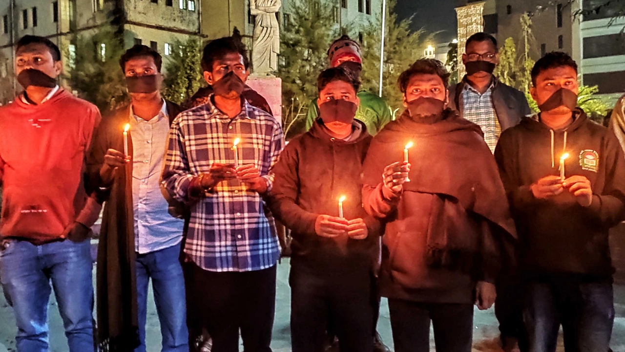 জাতীয় কবি কাজী নজরুল ইসলাম বিশ্ববিদ্যালয়ে সাংবাদিকরা মিছিল করেন। ছবি : কালবেলা