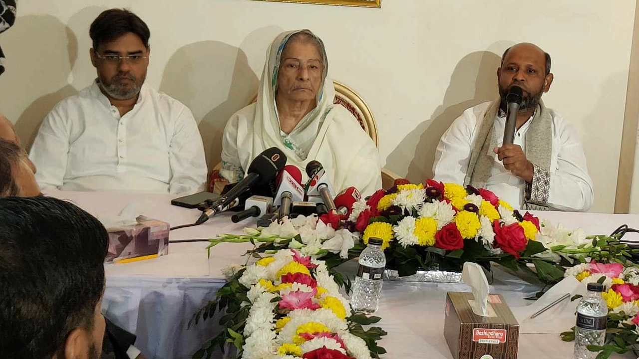 দলের প্রেসিডিয়াম সদস্যদের সঙ্গে জরুরি বৈঠক করেছেন রওশন এরশাদ। ছবি : কালবেলা