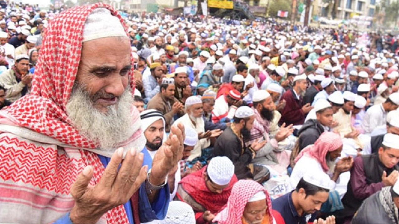 বিশ্ব ইজতেমার আখেরি মোনাজাতের খণ্ড চিত্র। পুরোনো ছবি।