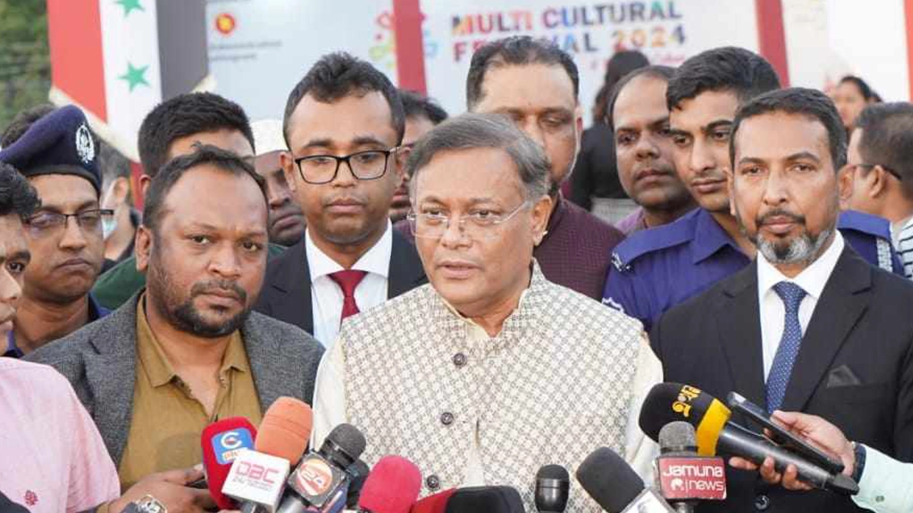 মাল্টি কালচারাল ফেস্টিভ্যালের উদ্বোধনী অনুষ্ঠানের আগে সাংবাদিকদের প্রশ্নের জবাব দিচ্ছেন পররাষ্ট্রমন্ত্রী ড. হাছান মাহমুদ। ছবি : কালবেলা