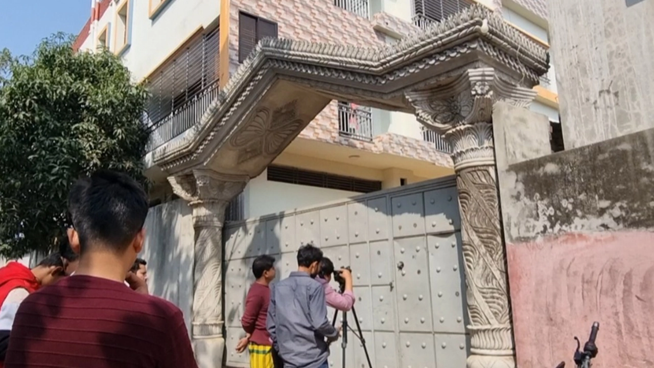 সাভারে সাবেক ইউপি চেয়ারম্যানের বাসাবাড়িতে হামলার ঘটনা ঘটেছে। ছবি : কালবেলা
