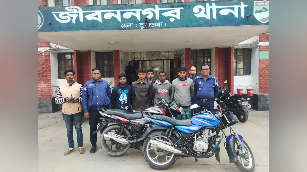 মোটরসাইকেল চোরচক্রের চার সদস্যকে গ্রেপ্তার করেছে পুলিশ। ছবি : কালবেলা