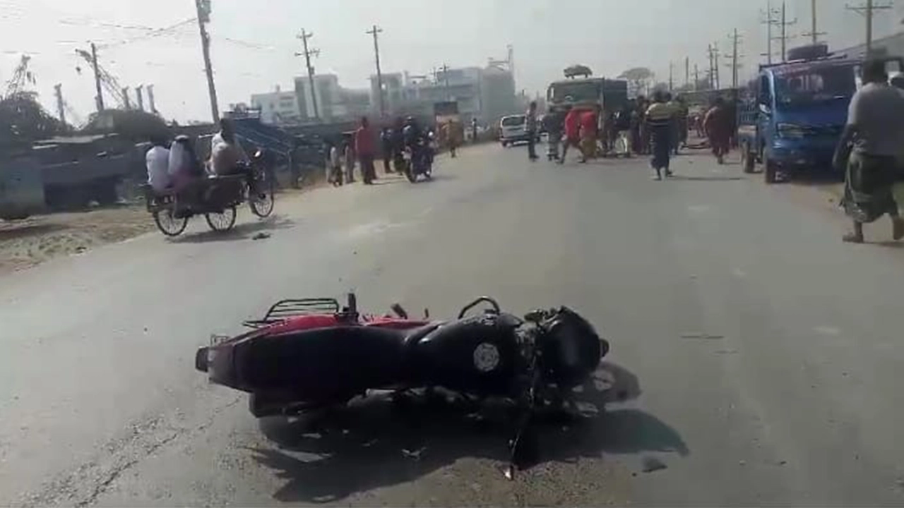 ঢাকা-আরিচা মহাসড়কে দুর্ঘটনাকবলিত মোটরসাইকেল। ছবি : কালবেলা