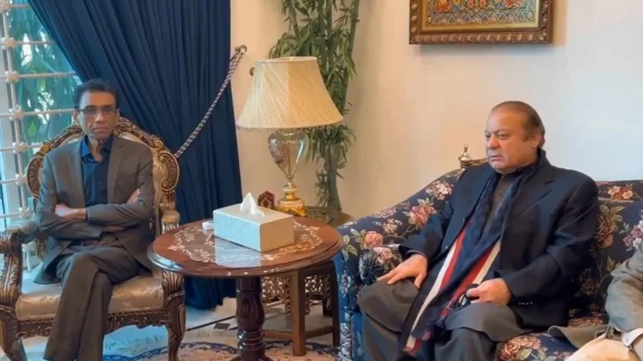 পাকিস্তান মুসলিম লিগের (পিএমএল-এন) নেতা নওয়াজ শরিফ (ডানে) এবং মুত্তাহিদা কওমি মুভমেন্ট-পাকিস্তানের (এমকিউএম-পি) আহ্বায়ক খালিদ মকবুল সিদ্দিকী। ছবি : সংগৃহীত