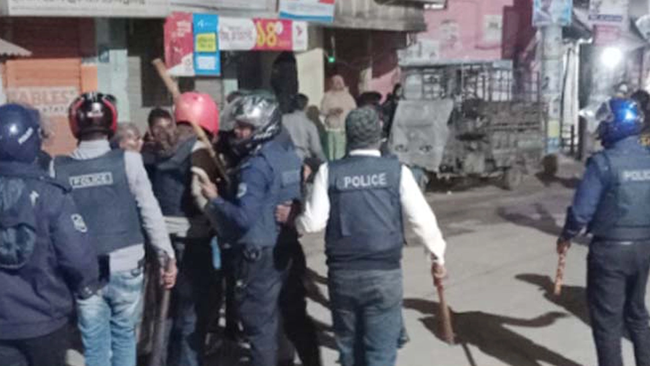 বগুড়ার শিবগঞ্জে পৌরসভার উপনির্বাচনকে কেন্দ্র করে আওয়ামী লীগের দুই মেয়রপ্রার্থীর সমর্থকদের মধ্যে সংঘর্ষ। ছবি : কালবেলা