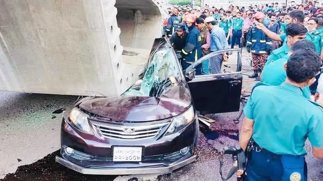 রাজধানীর উত্তরায় ২০২২ সালের ১৫ আগস্ট বিআরটি প্রকল্পের বক্স গার্ডার প্রাইভেট কারে পড়ে পাঁচজন নিহত হয়। ফাইল ছবি