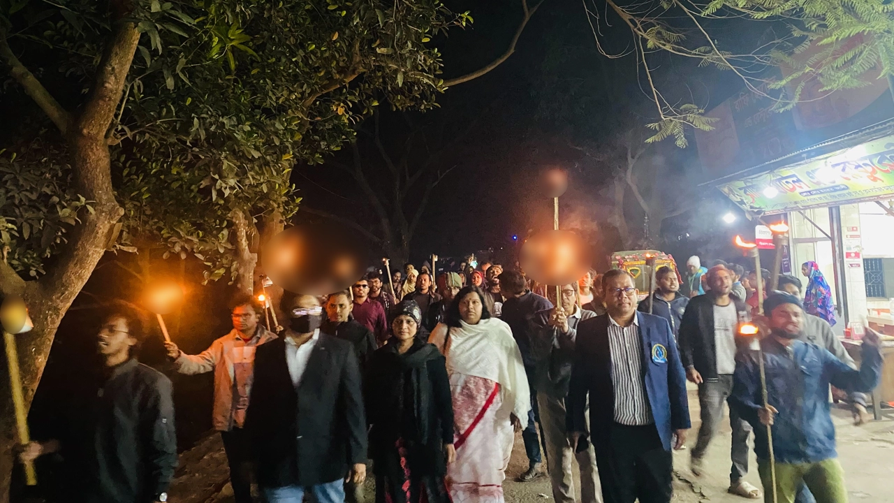 জাহাঙ্গীরনগর বিশ্ববিদ্যালয়ে শিক্ষক-শিক্ষার্থীদের মিছিল। ছবি : কালবেলা