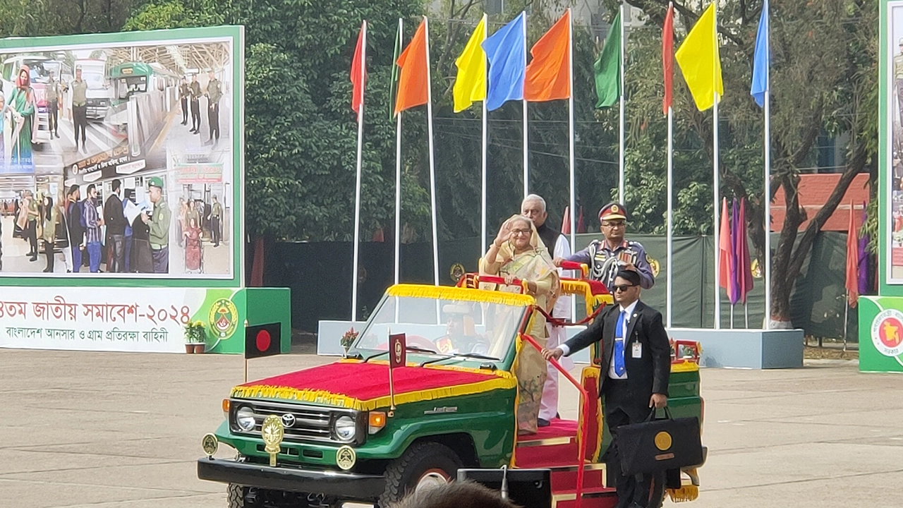 প্যারেড ও বিভিন্ন কন্টিনজেন্ট পরিদর্শন করেন প্রধানমন্ত্রী। ছবি : সৌজন্য