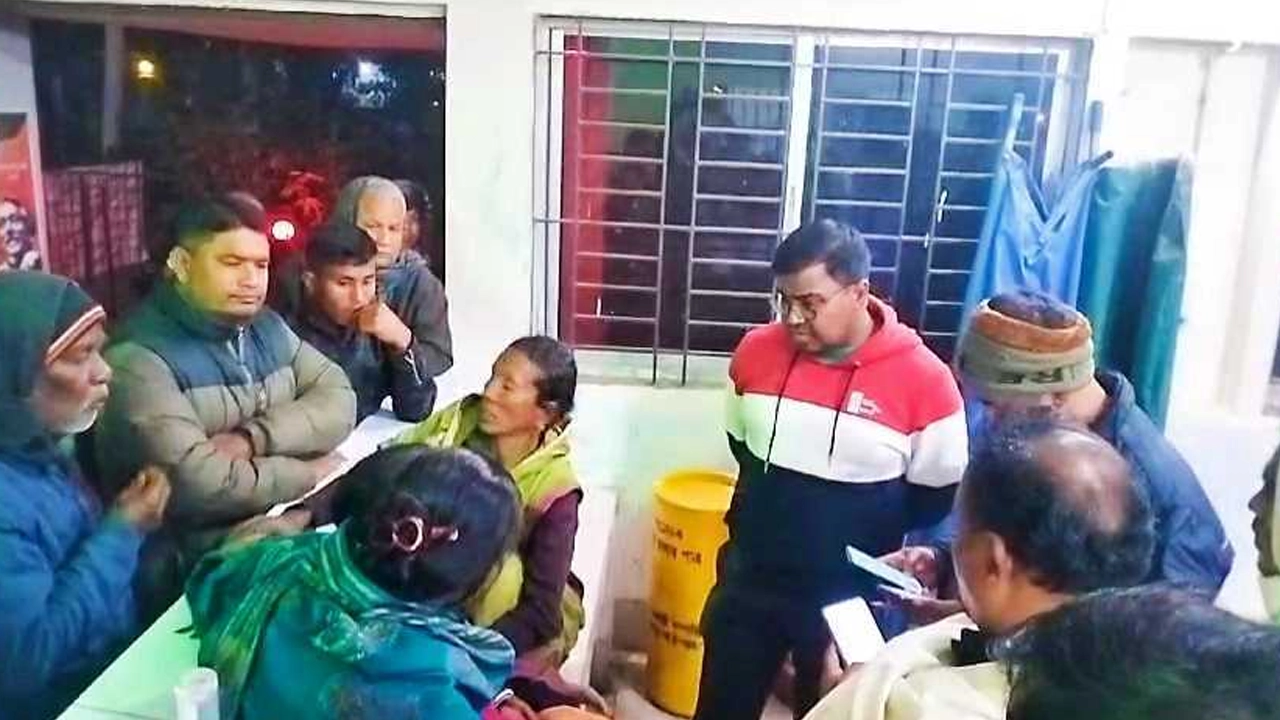 হাসপাতালে মৃতের স্বজনদের ভিড়। ছবি : কালবেলা