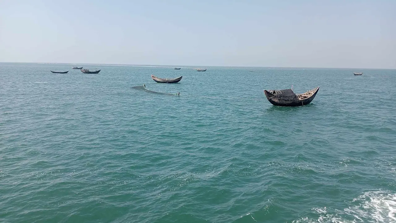 বিকল্প পথে জাহাজে সেন্টমার্টিন যাতায়াত শুরু হয়েছে। ছবিটি সেন্টমার্টিন অভিমুখে যাওয়ার পথে তোলা। ছবি : কালবেলা