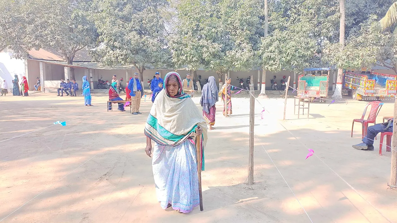 নওগাঁয় পত্নীতলার এক কেন্দ্রে ভোট দিতে আসেন বৃদ্ধা অভিরান। ছবি : কালবেলা