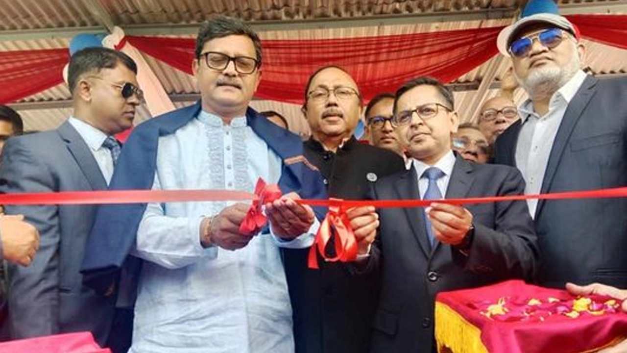 রাজশাহী-মুর্শিদাবাদ নৌপথে নৌযান যাত্রার উদ্বোধন করেন নৌপরিবহন প্রতিমন্ত্রী খালিদ মাহমুদ চৌধুরী। ছবি : কালবেলা