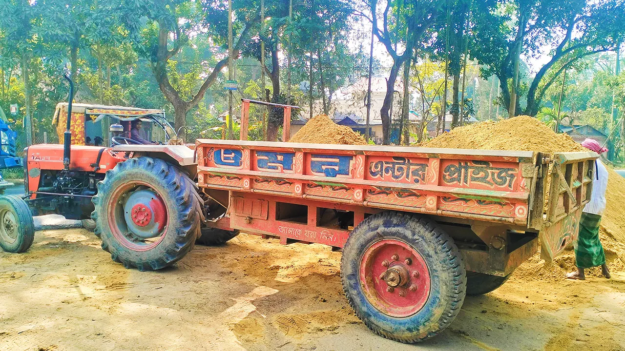 ব্রাহ্মণবাড়িয়ার কসবার বিভিন্ন সড়ক ও অলিগলিতে বেপরোয়াভাবে চলাচল করছে ট্রলি ও ট্রাক্টর। ছবি : কালবেলা