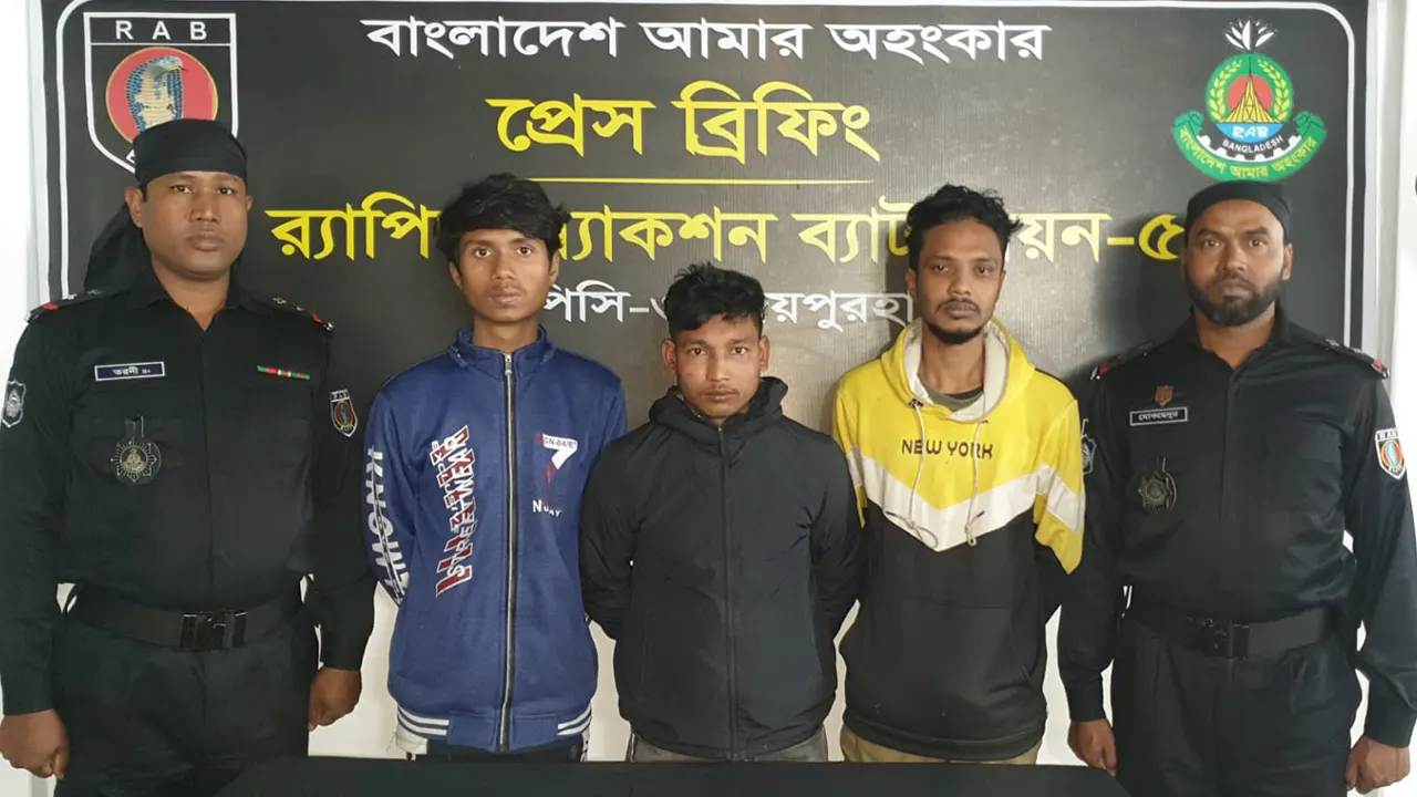 জয়পুরহাটে এক অভিযানে ইয়াবাসহ তিন যুবককে গ্রেপ্তার করেছে র‌্যাব। ছবি : কালবেলা