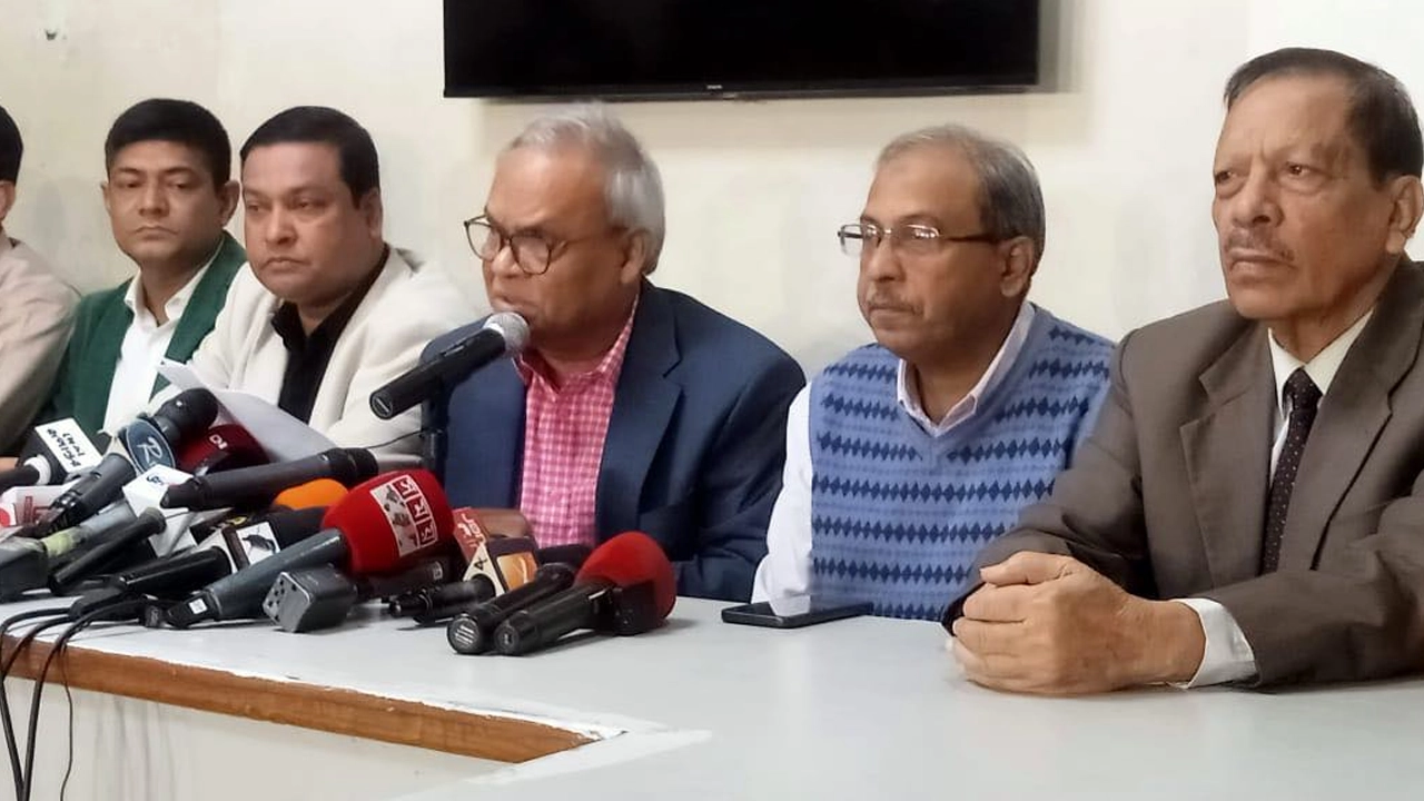 নয়াপল্টনে বিএনপির কেন্দ্রীয় কার্যালয়ে সংবাদ সম্মেলন করেন রুহুল কবির রিজভী। ছবি : কালবেলা