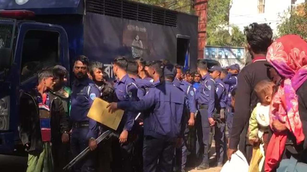 গ্রেপ্তার রোহিঙ্গাদের আদালতে হাজির করে পুলিশ। ছবি : কালবেলা