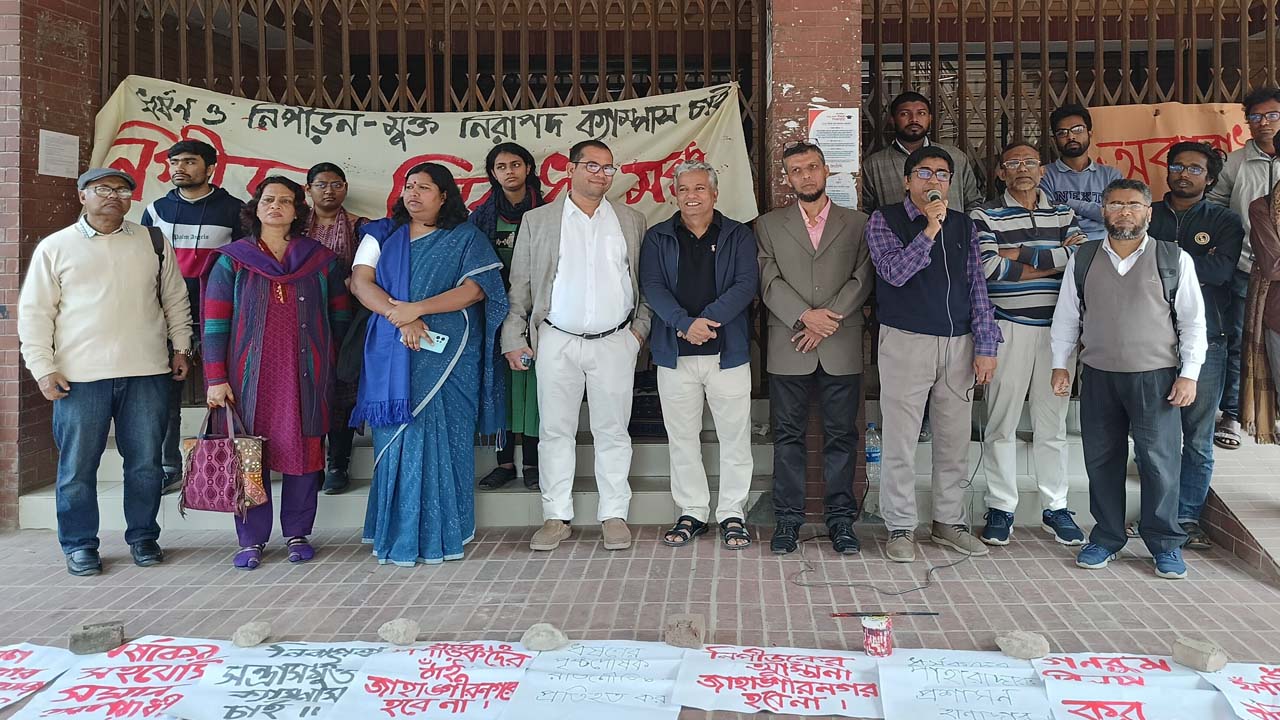 জাবির প্রশাসনিক ভবন অবরোধ করে আন্দোলন করছেন শিক্ষার্থীরা। ছবি : কালবেলা