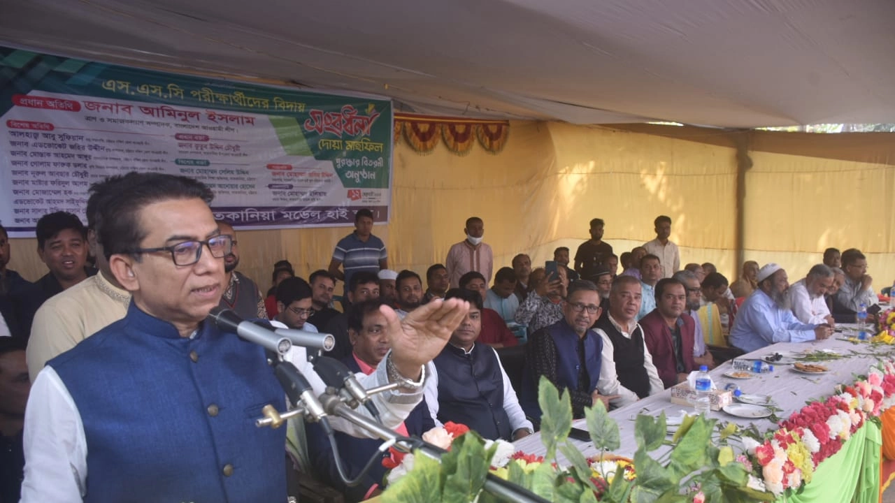 সাতকানিয়া মডেল হাইস্কুলের এসএসসি পরীক্ষার্থীদের বিদায় সংবর্ধনা ও পুরস্কার বিতরণ অনুষ্ঠানে কথা বলেন আমিনুল ইসলাম আমিন। ছবি : কালবেলা