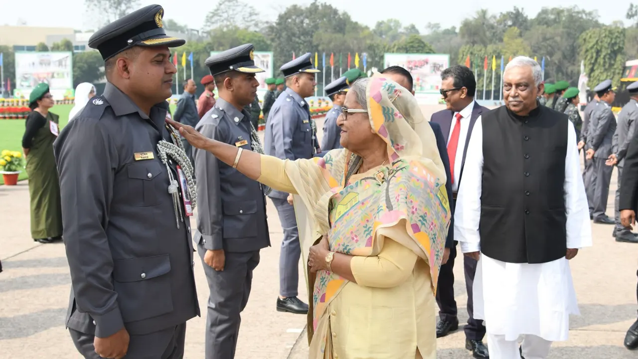 আনসার ও গ্রাম প্রতিরক্ষা বাহিনীর সদস্যদের পদক পরিয়ে দেন প্রধানমন্ত্রী শেখ হাসিনা। ছবি : সংগৃহীত