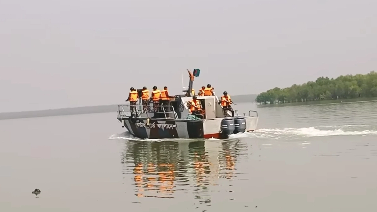 নাফ নদে বিজিবির স্পিড বোটের টহল। ছবি : কালবেলা