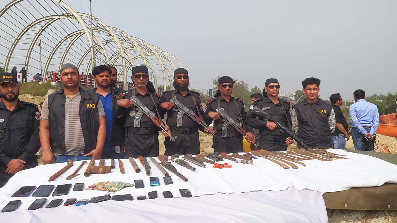 র‌্যাবের অভিযানে উদ্ধার হওয়া অস্ত্র। ছবি : কালবেলা
