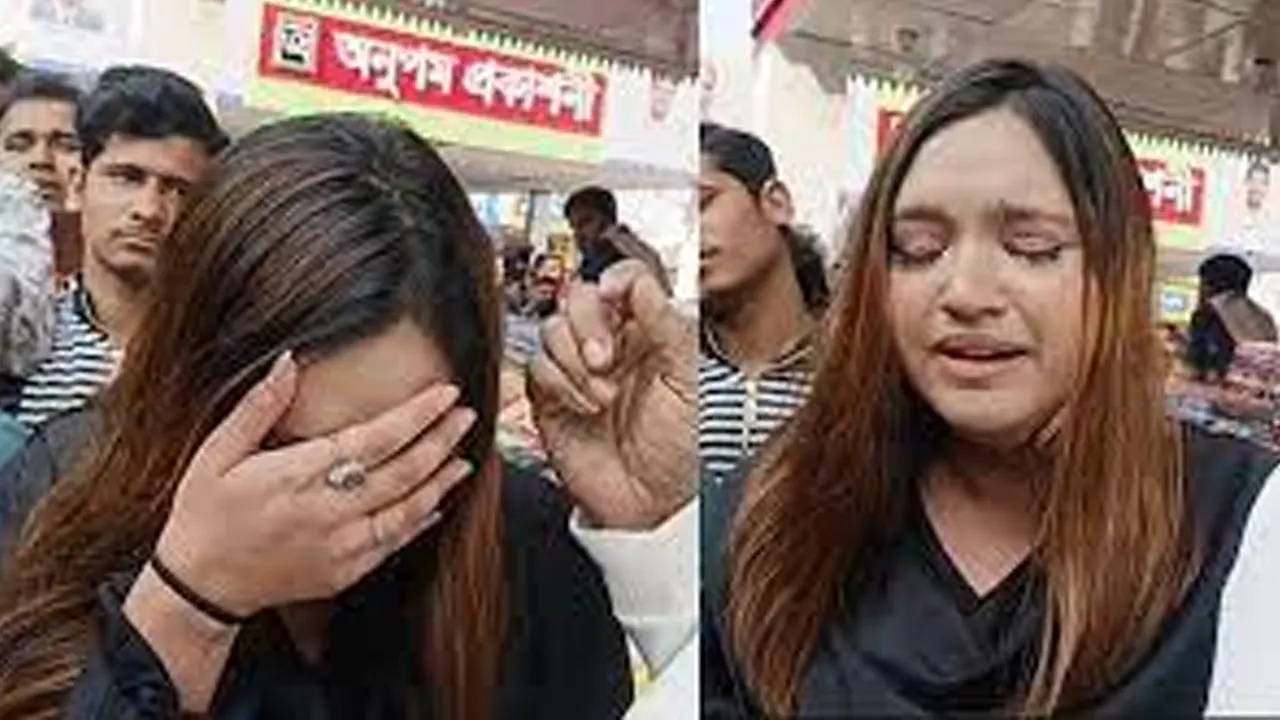 বইমেলায় এসে কাঁদলেন তিশা। ছবি : সংগৃহীত