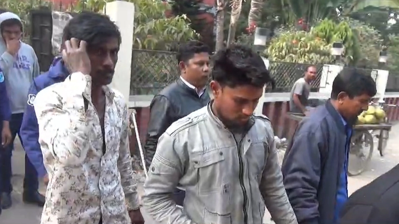 রাজবাড়ী সদর থানার ওসির ওপর হামলায় অভিযুক্ত তিন যুবক। ছবি : কালবেলা
